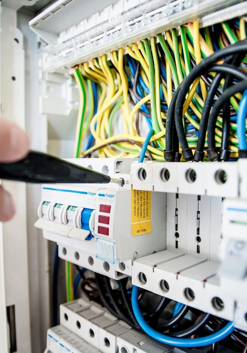 Ein Elektriker repariert eine geöffnete Schalttafel