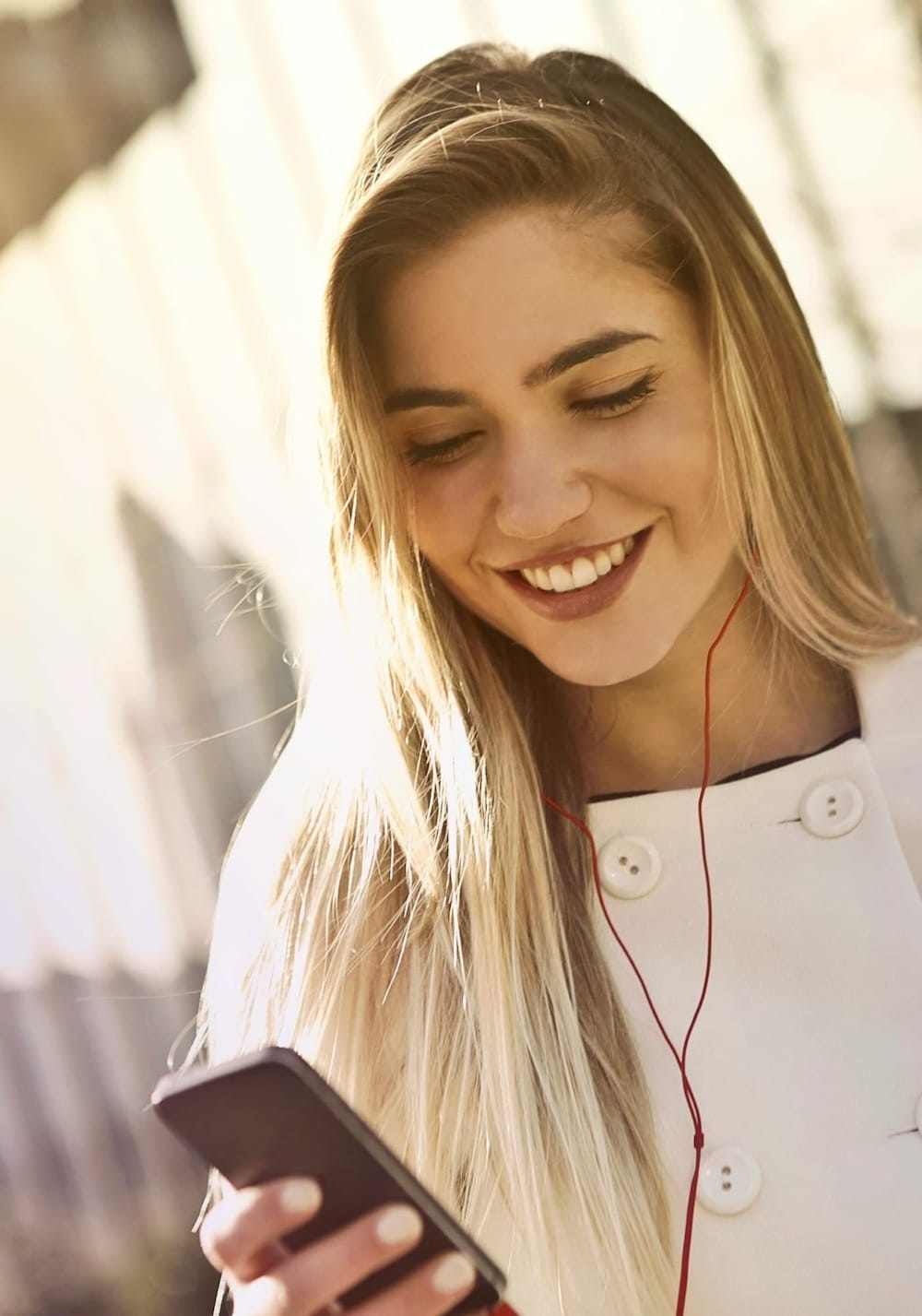 Eine junge Frau bedient ihr Smartphone