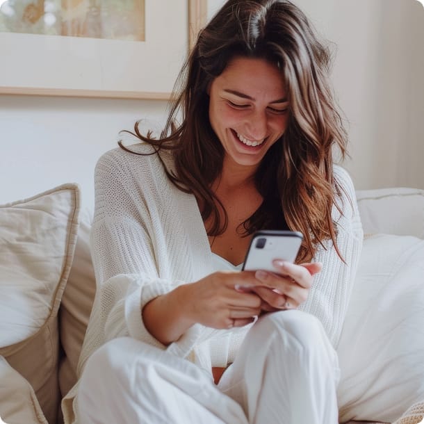 Eine junge Frau bedient ihr Smartphone
