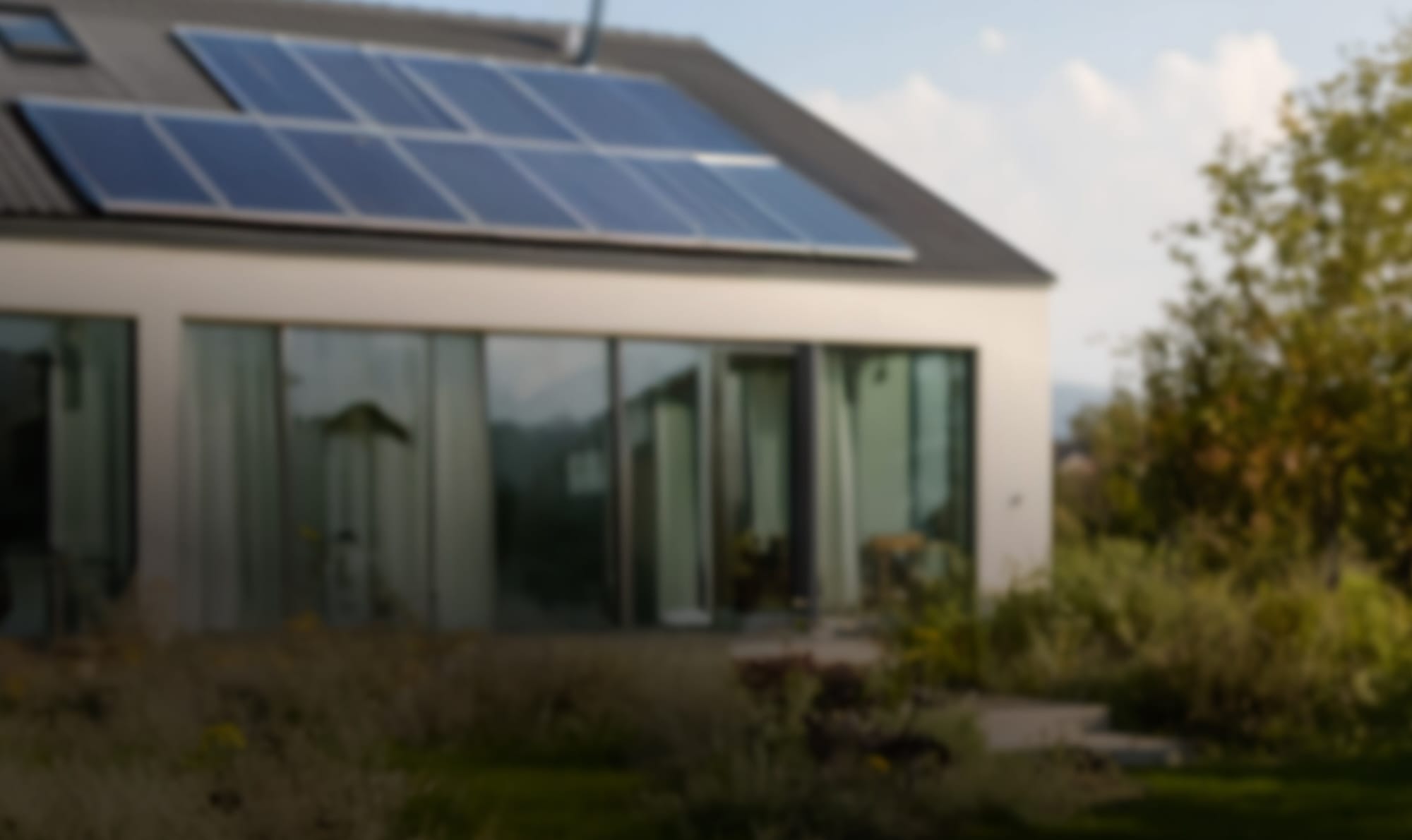 Totale eines Einfamilienhauses mit PV-Anlage auf dem Dach