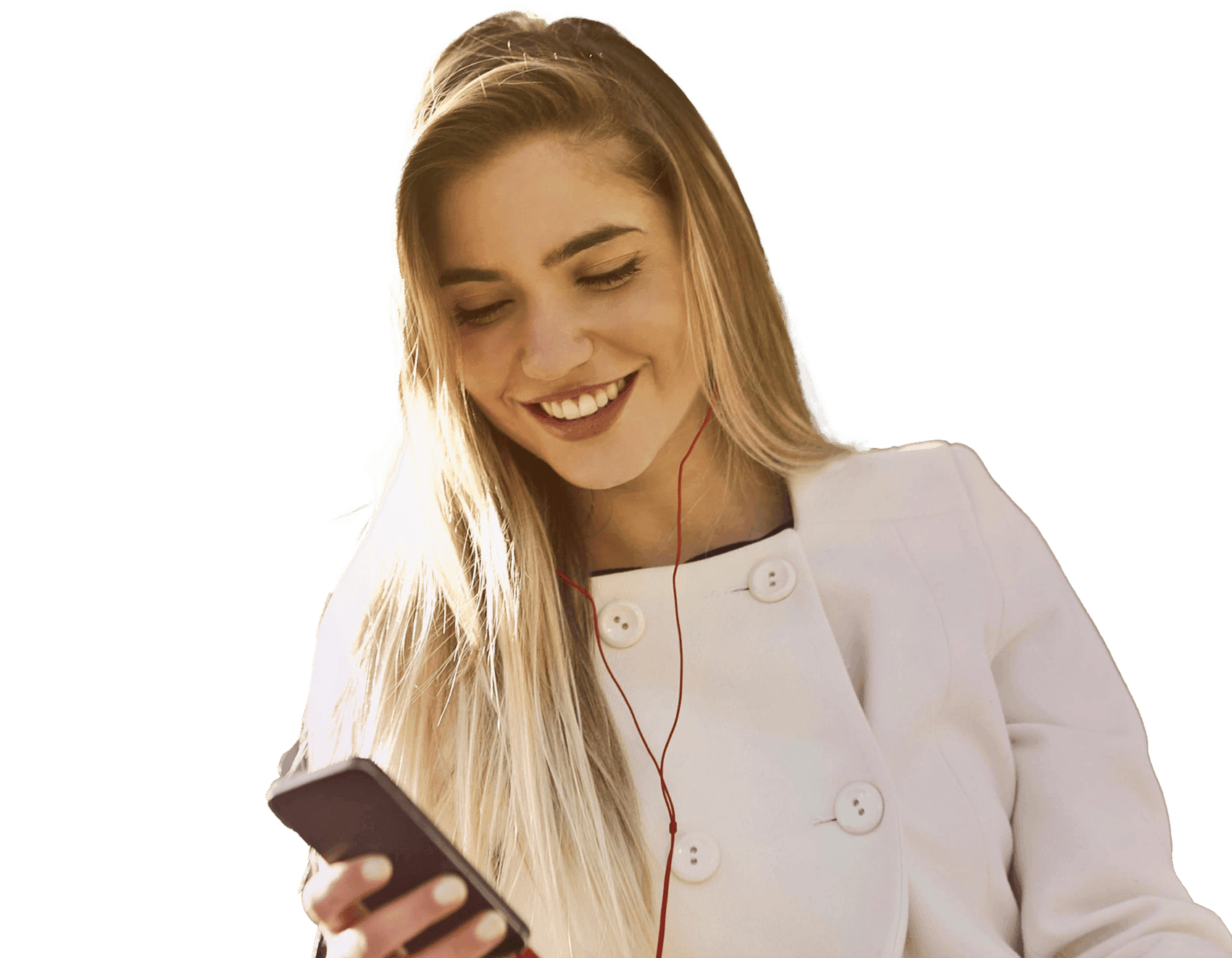 Eine junge Frau bedient ihr Smartphone vor einer Fassade