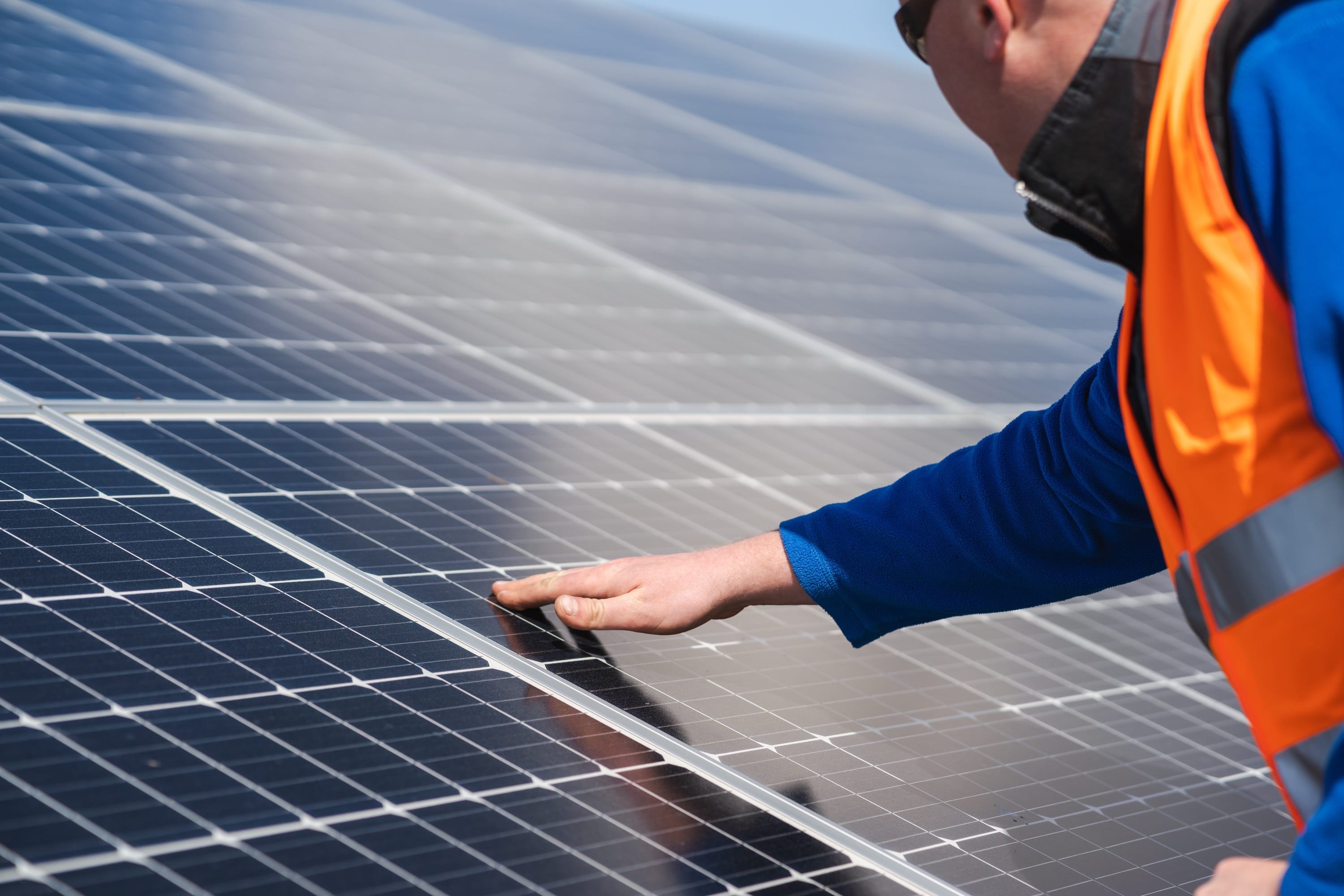 Techniker prüft Solarmodule