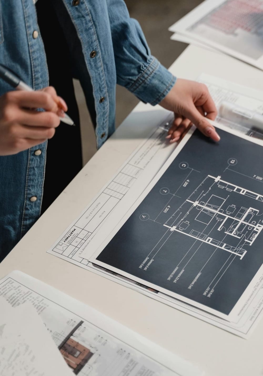 Eine Person studiert einen Hausplan Eine Person studiert einen Hausplan