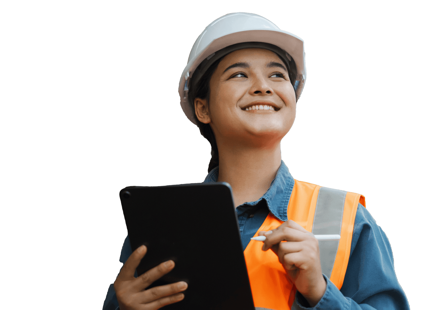 Eine junge Frau mit Bauhelm und iPad in der Hand steht lächelnd unter einer PV-Anlage Eine junge Frau mit Bauhelm und iPad in der Hand steht lächelnd unter einer PV-Anlage