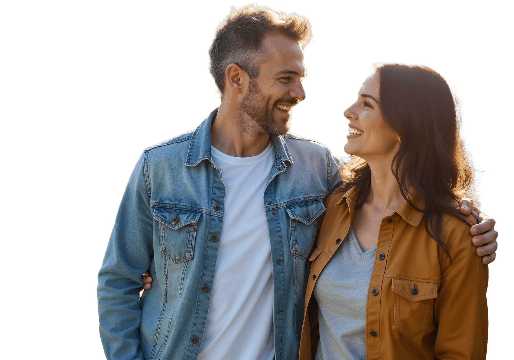 Junges Paar vor einem Einfamilienhaus mit Garten in abendlichem Sonnenlicht Junges Paar vor einem Einfamilienhaus mit Garten in abendlichem Sonnenlicht